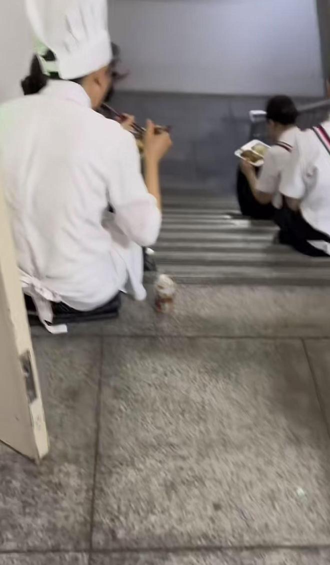 不让坐在桌上吃饭员工无奈只能蹲着吃饭CQ9电子平台网站网友吐槽西贝上班(图3)