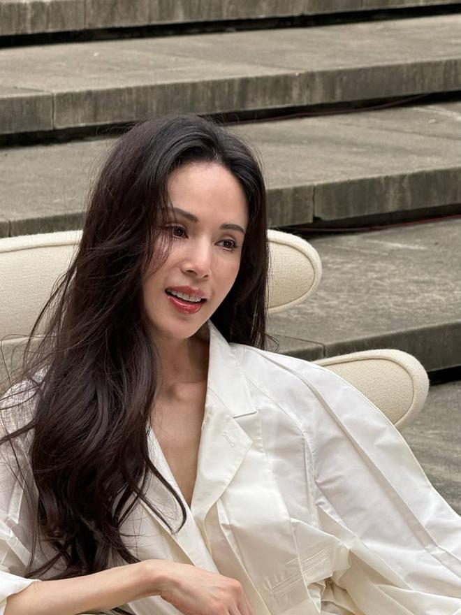 呆网友：最好的投资是投资自己！CQ9电子59岁李若彤晒美照惊(图2)